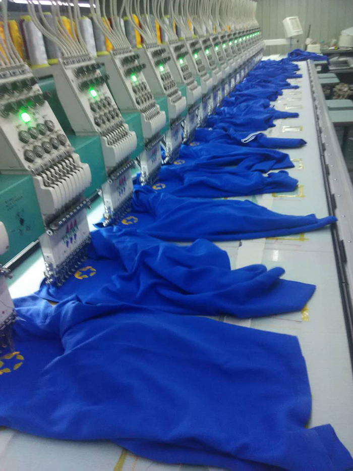 polo衫在繡花車(chē)間繡花